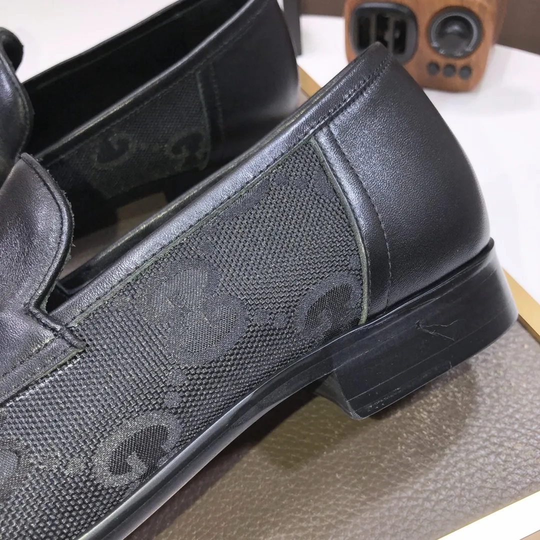 Factory batch 500💰Italy’s top luxury men’s shoe giant (GUCCI) (Gucci) (full cowhide lining) new arrival🍃Original European style🔰 Pleasant to the eye😍In order to make the shoes more durable and non-deformable🌀The production continues to follow traditional methods but there is still no lack of innovation💪The original sheepskin is selected for the leather♻️Smooth, natural and extra bright⭐Made of imported cowhide The rich man’s first choice 38-45 (45 customized)